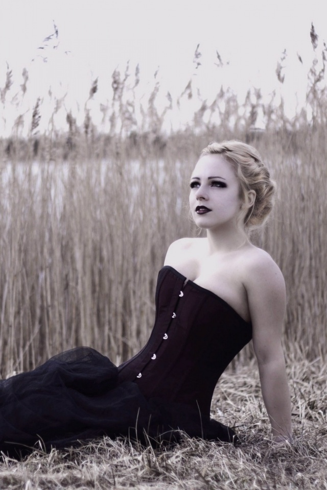 Девушка на траве в черном корсете обои