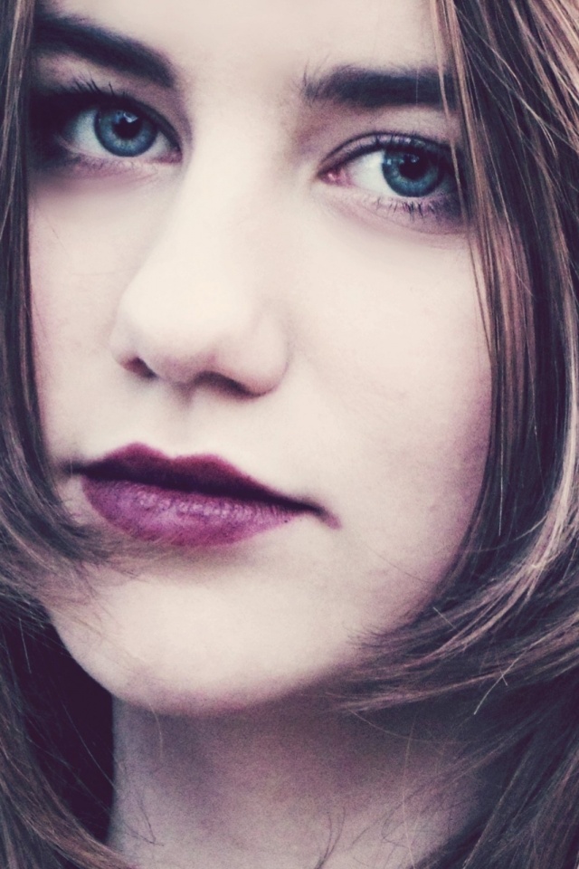 Взгляд голубоглазой девушки обои