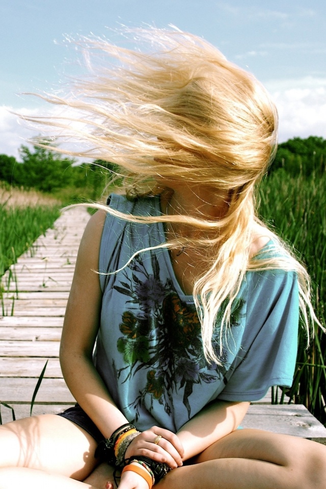 Девушка и ветер обои