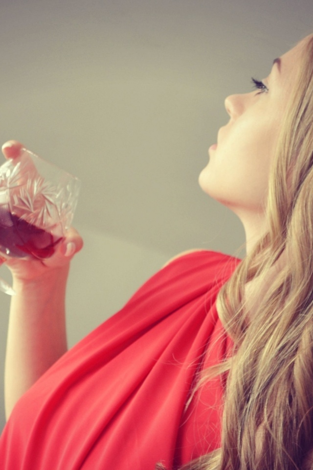 Девушка с бокалом обои