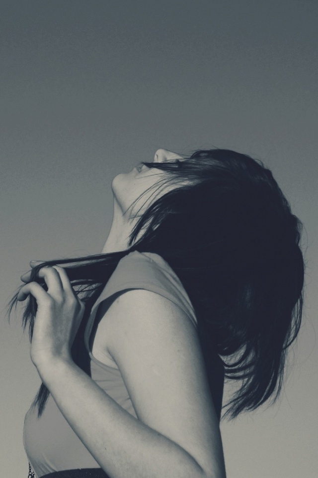 Взгляд брюнетки в небо обои