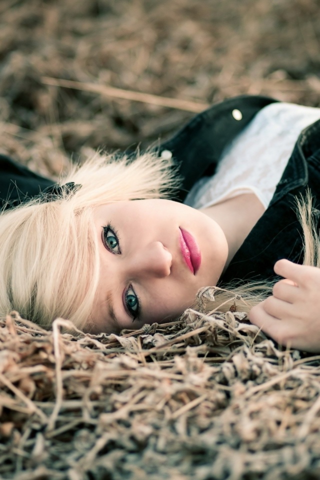 Блондинка лежащая на траве обои