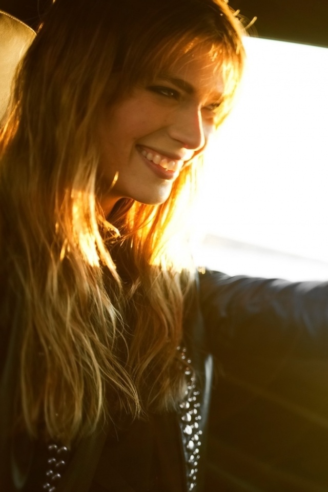 Девушка за рулем автомобиля обои