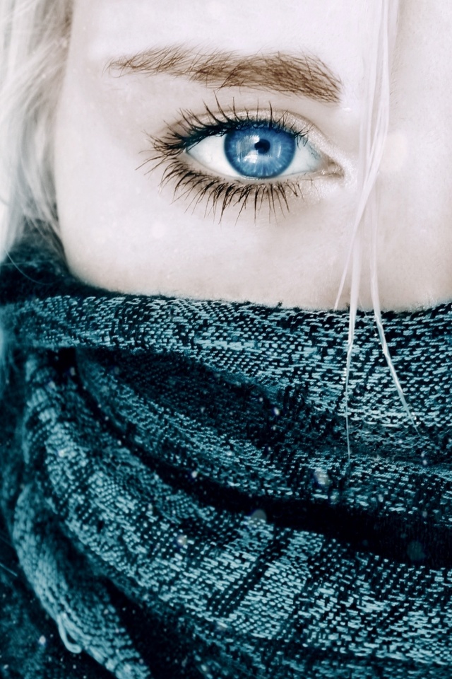 Блондинка с шарфом на лице обои