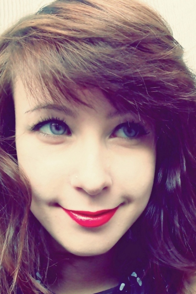 Харизматичная брюнетка обои