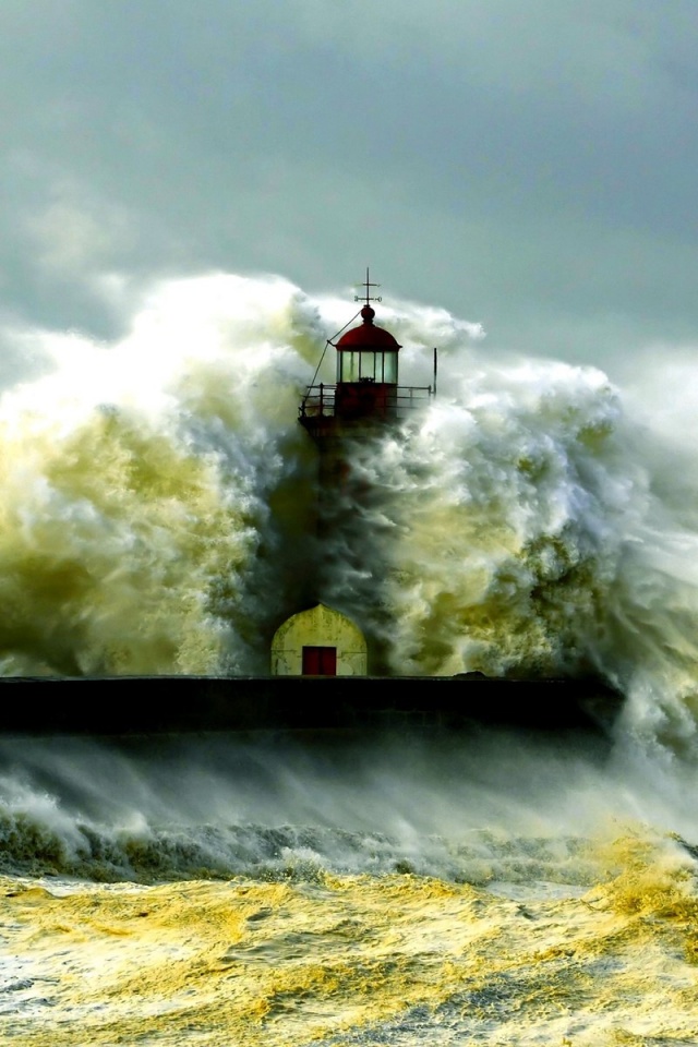 Маяк в шторм обои