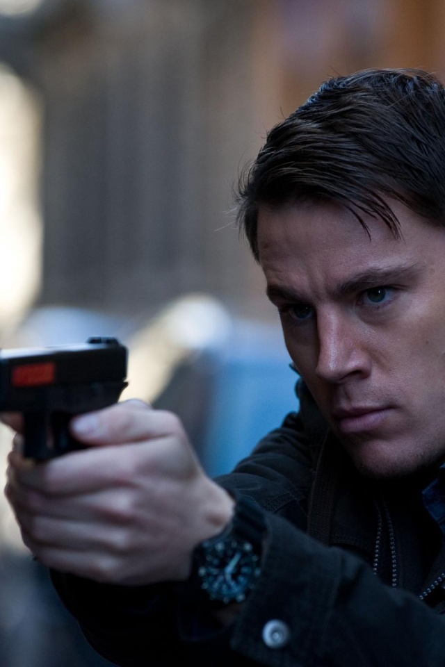 Ченнинг Татум с пистолетом обои