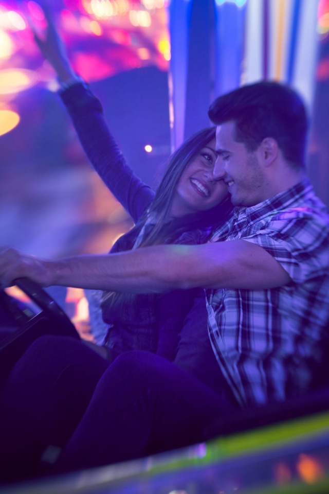 Счастливая пара на аттракционах обои