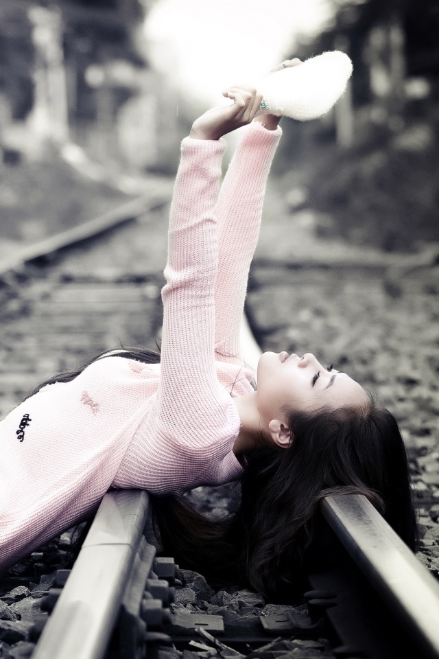 Модель на железнодорожных путях обои