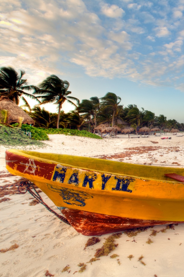 Лодка на берегу моря MARY IV обои