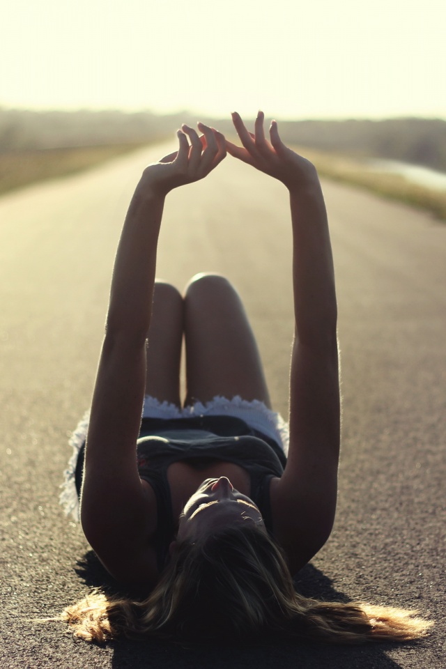 Девушка на асфальте обои