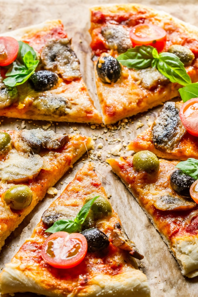 Сочная пицца с томатами и пармезаном обои