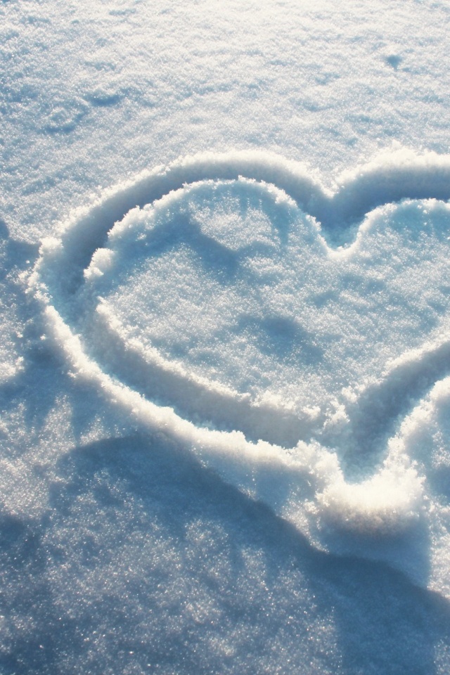 Сердечко на снегу обои