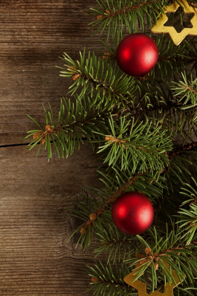 Новогодние игрушки на еловой ветке обои