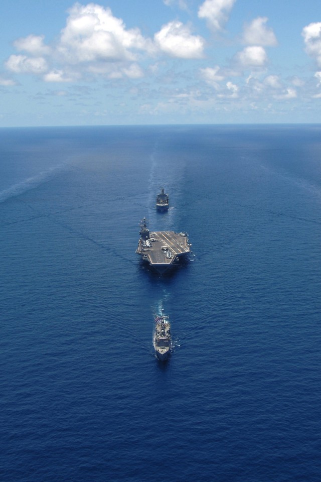 Авианосец с эскортом обои