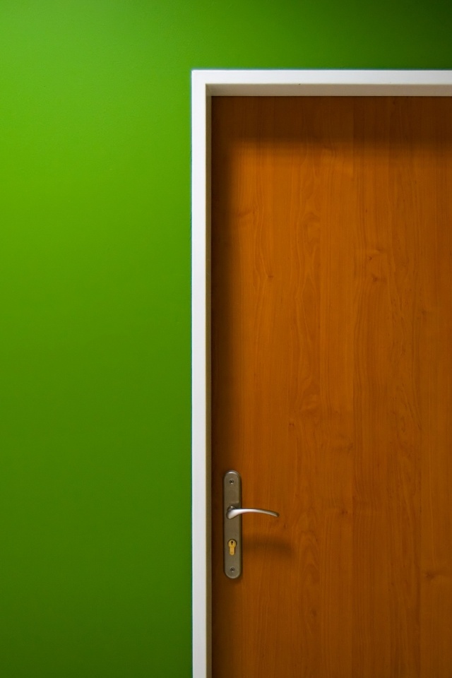 Дверь в стене обои