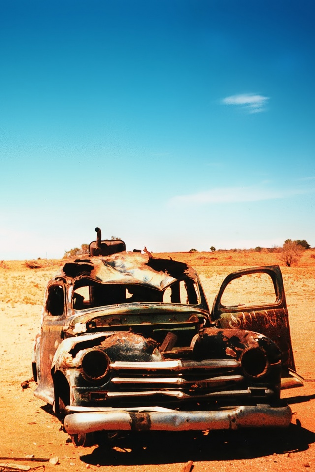 Брошенная в пустыне машина обои