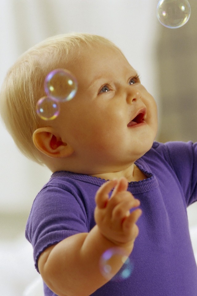 Игра с мыльными пузырями обои