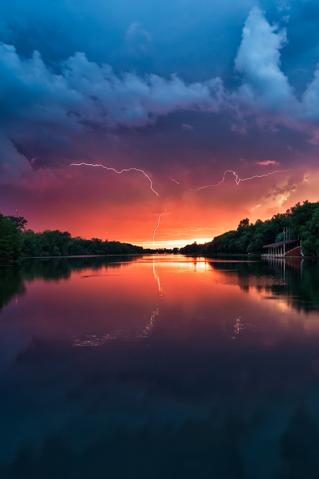 Молнии на фоне заката, стандартные обои mac обои