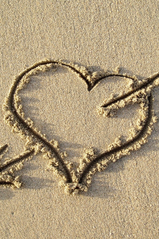 Сердце на песке обои