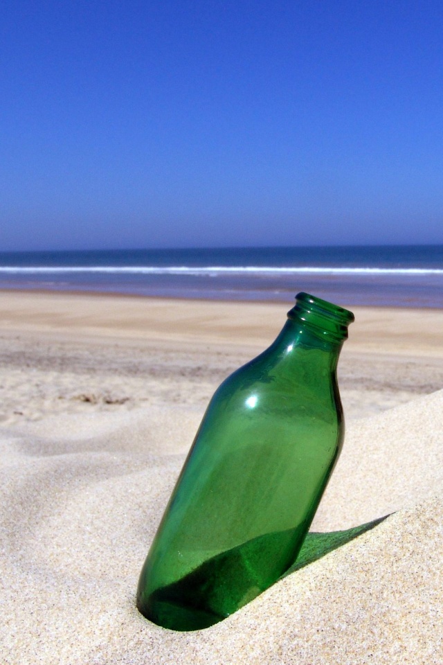 Бутылка на пляже обои