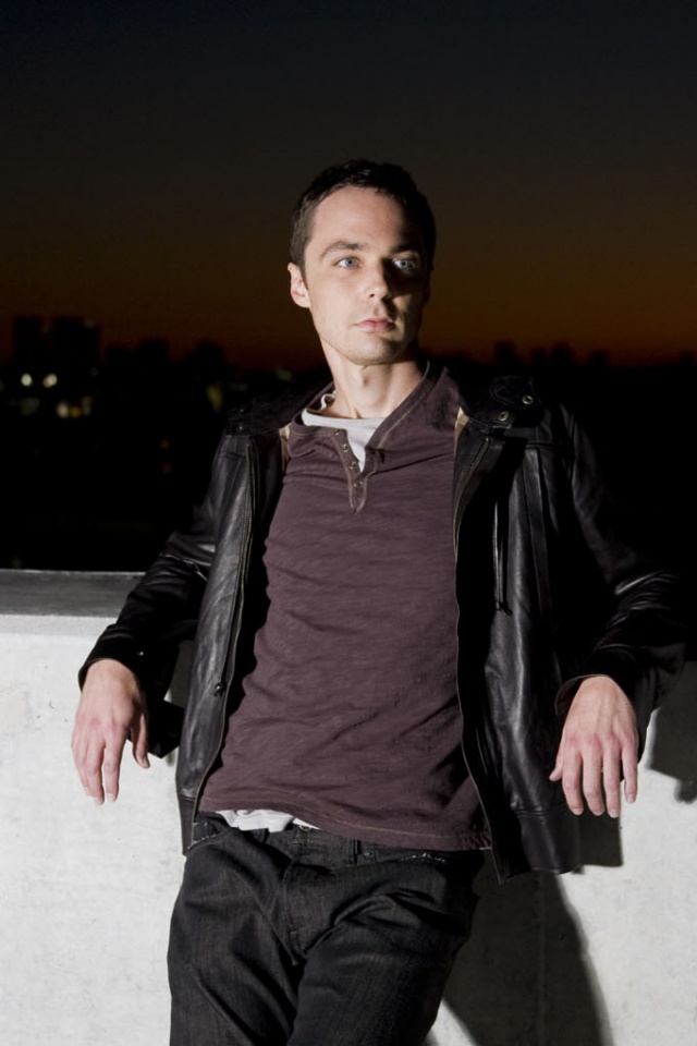 Джим Парсонс на балконе обои