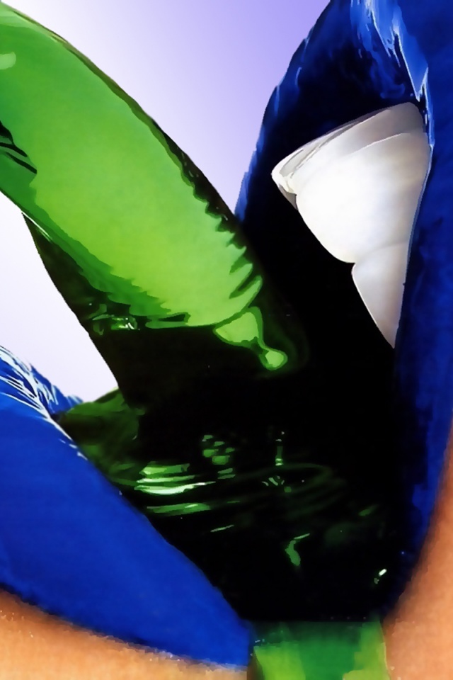 Пьющая девушка обои