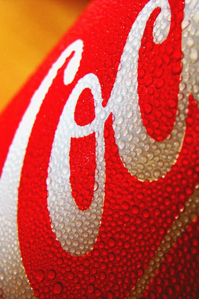 Запотевшая банка Кока-Колы обои