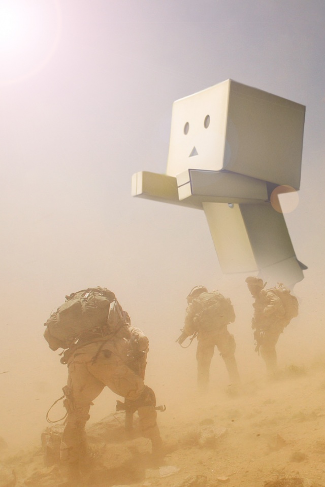Картонный человек среди солдат обои