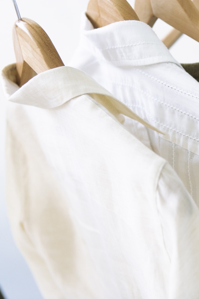 Вещи на вешалке обои