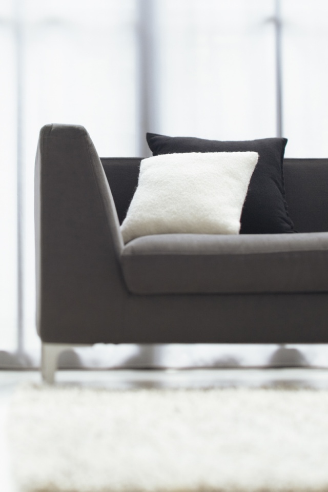 Диван с черной и белой подушками обои