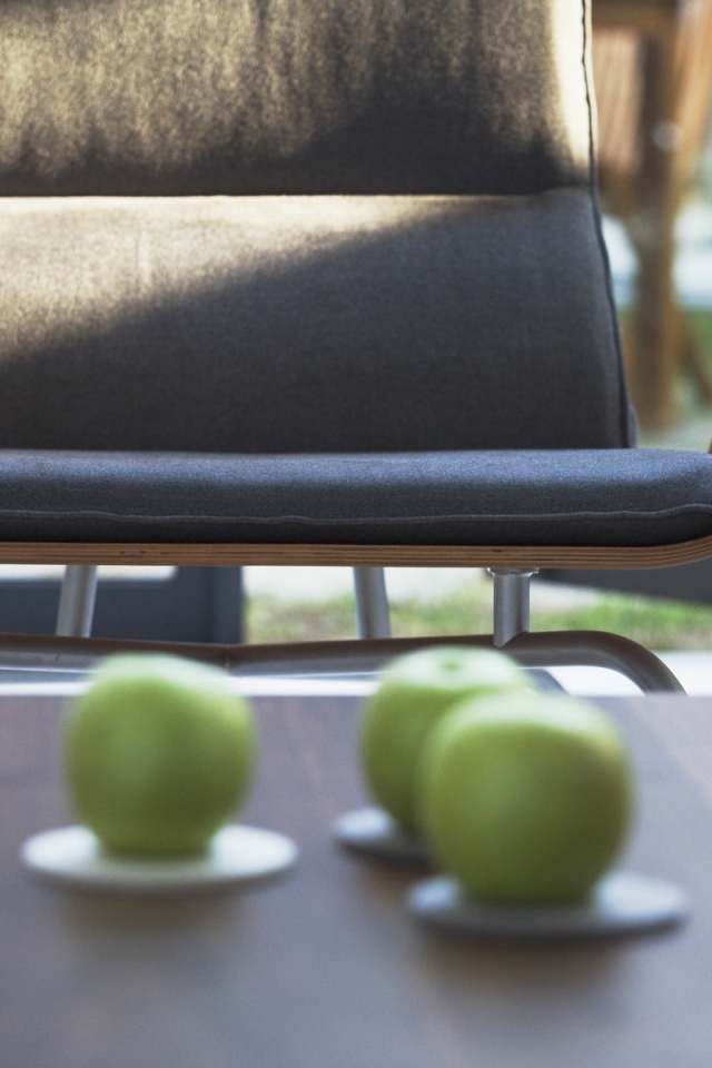 Яблоки на столе обои