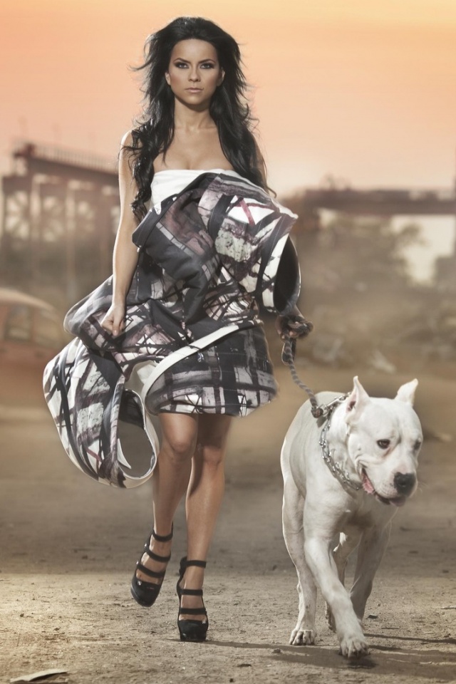 Девушка с питбулем обои