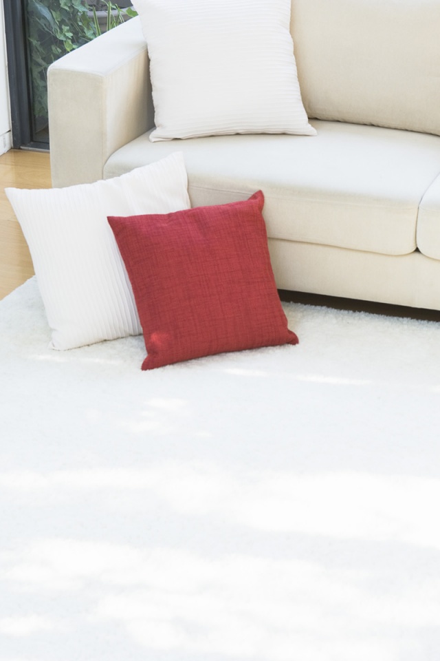 Диван с подушками обои