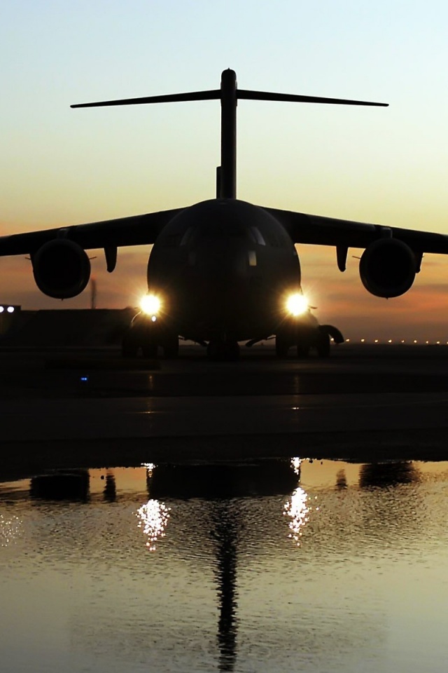 Самолет на взлетной полосе обои