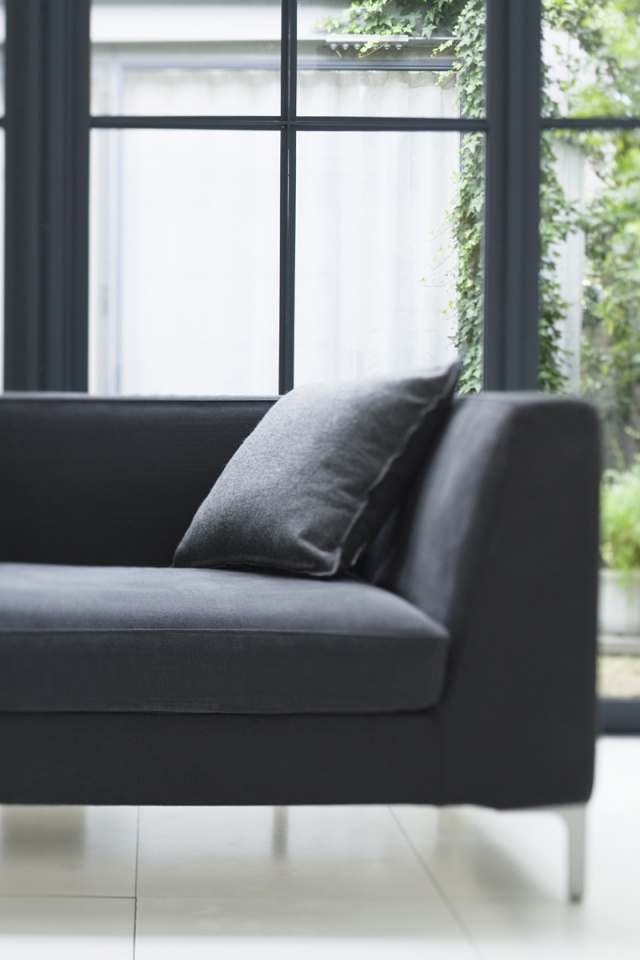 Диван в комнате обои