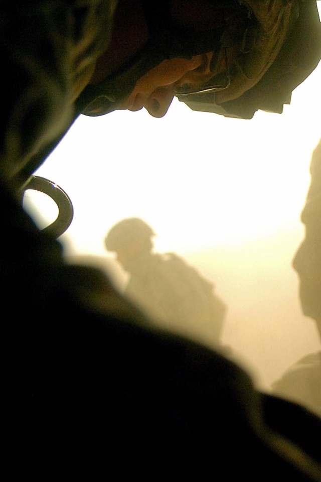 Солдаты выходят из броневика обои