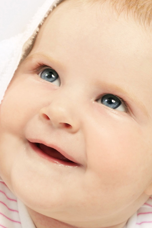 Малыш под полотенцем обои