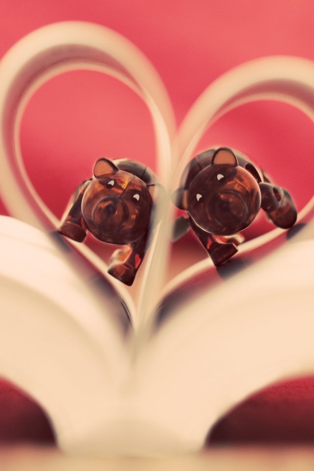 Фигурки мишек в книге обои