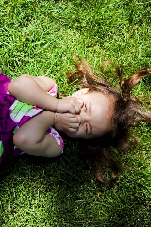 Девочка на траве обои