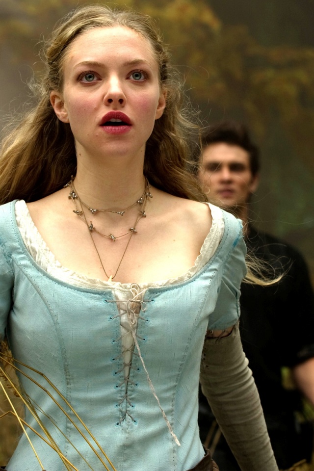 Аманда Сейфрид в Красной Шапочке обои