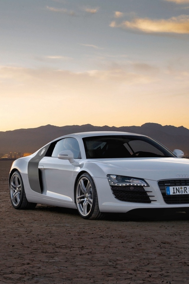 Белоснежная Ауди Р8 в пустыне обои