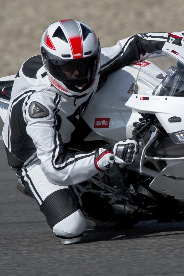 Байкер в белой экиперовкена Априлия РСВ4 обои