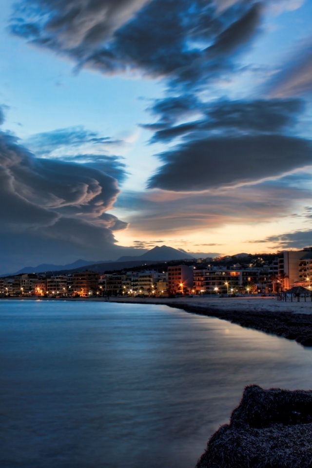 Красивый закат над городом у моря обои