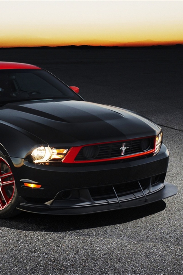 Черный Форд Мустанг с красными полосами обои