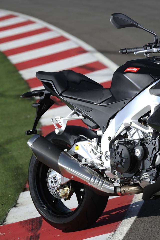 Спортивный мотоцикл Априлия на треке  обои