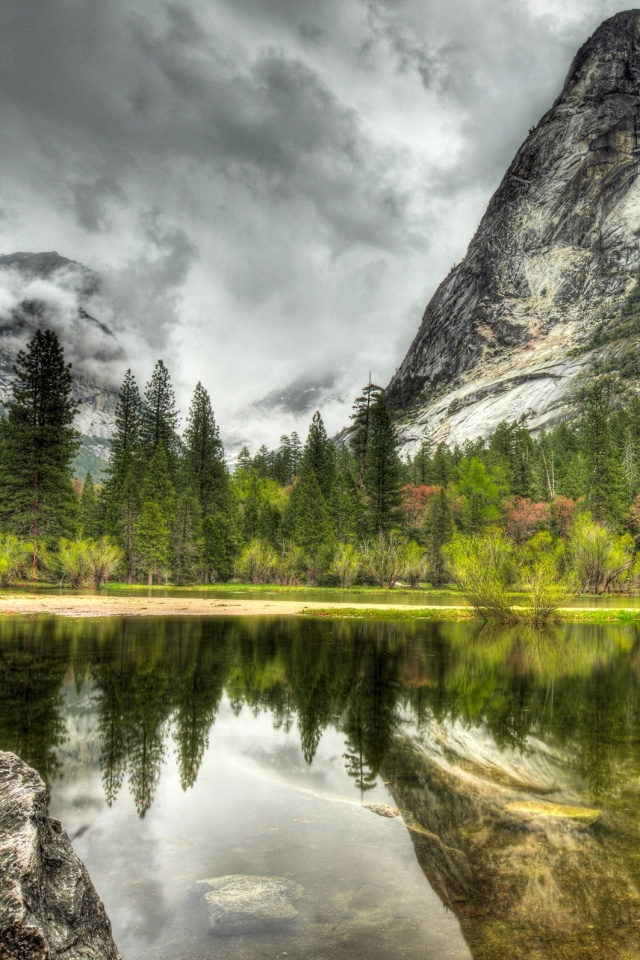 Красивый вид на маленькое горное озеро обои