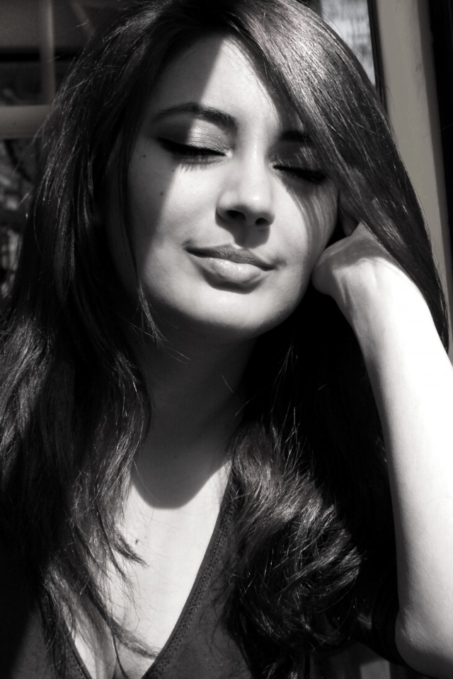 Девушка с закрытыми глазами в электричке обои