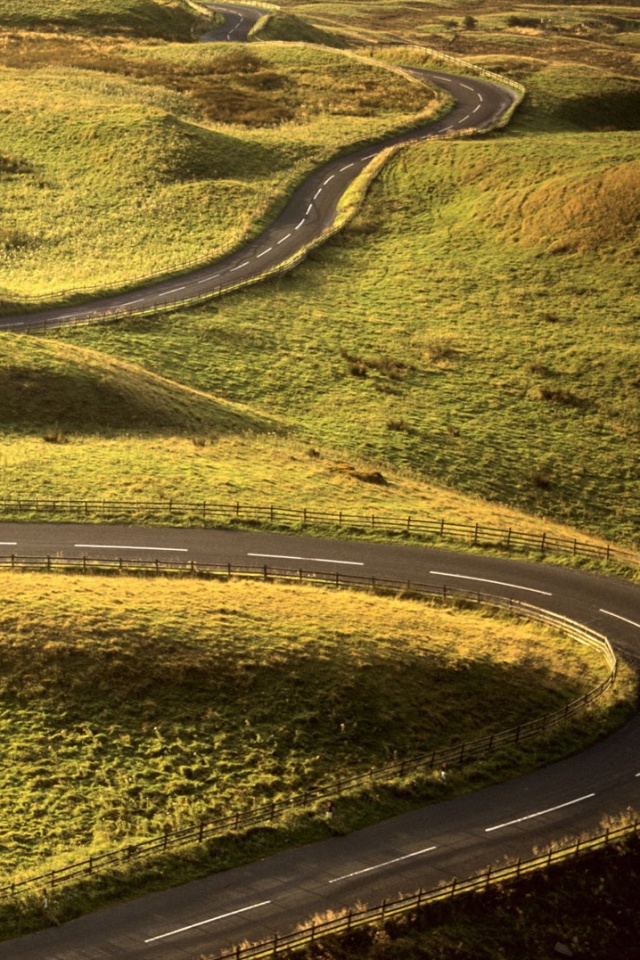 Дорога петляет меж холмов обои