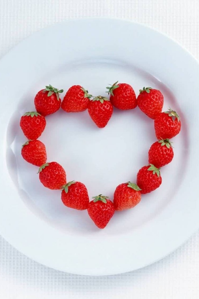 Тарелка с сердечком из клубники обои